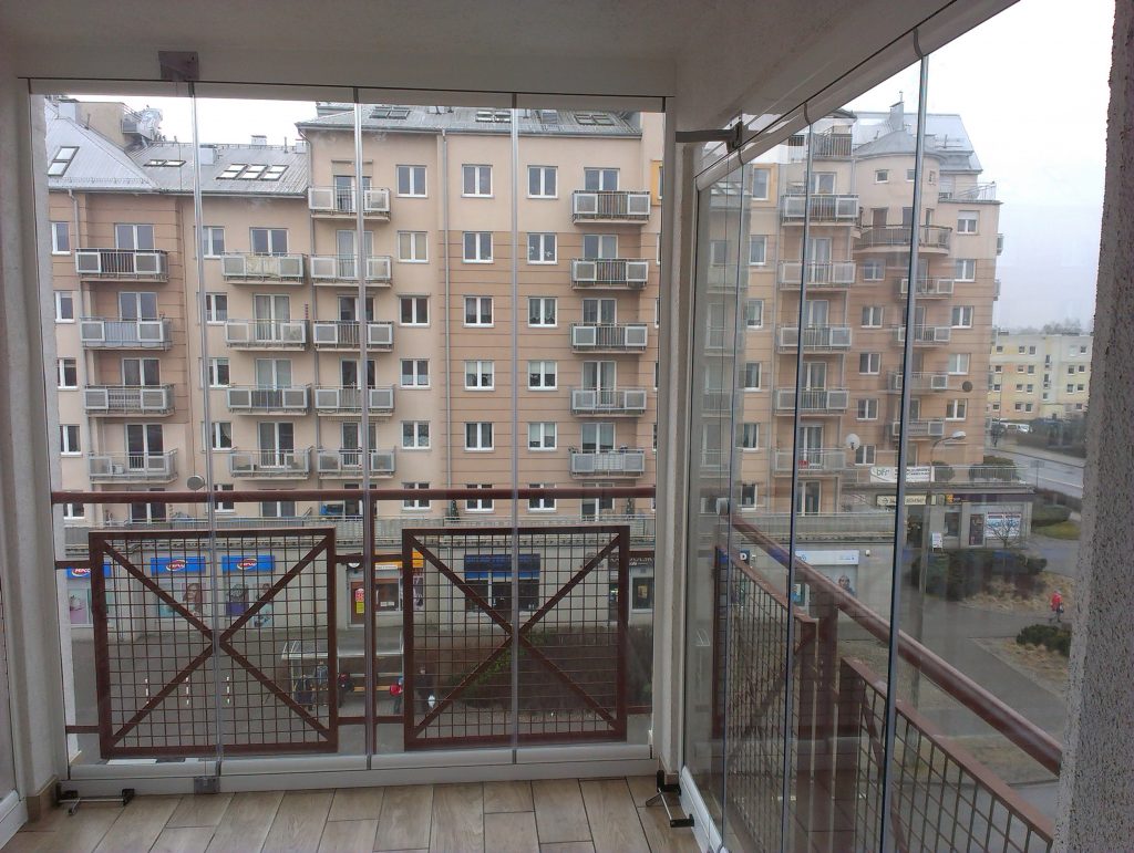 Bezramowa zabudowa balkonu